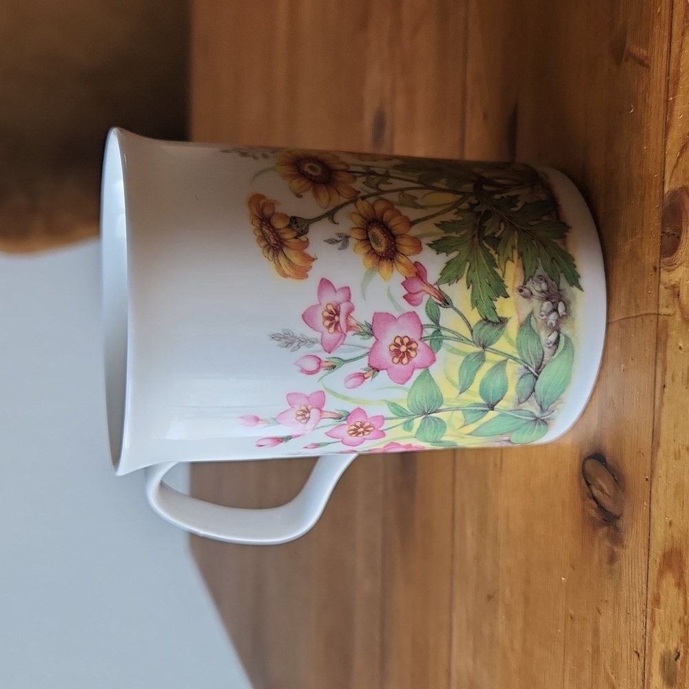 English Fine Bone China Flower Pattern Mug 10oz by Classic Collection Like New!